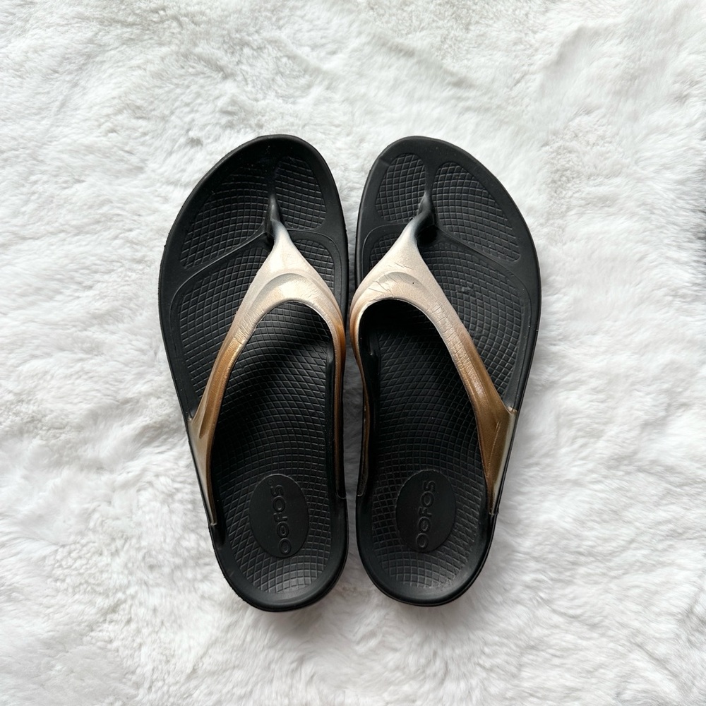 OOFOS Women’s Oolala luxe Sandal Flip Flop Gold size 9 - Picture 4 of 7